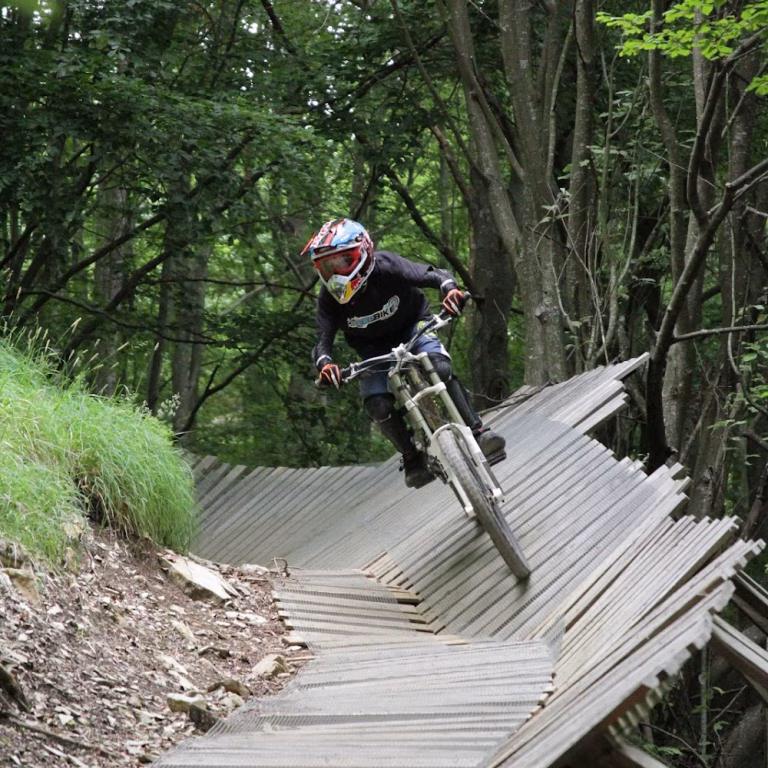 Scuola di Mountain bike e Biciclette MTB SCHOOL DEEP BIKE QUARTO ALTO 4 768x768