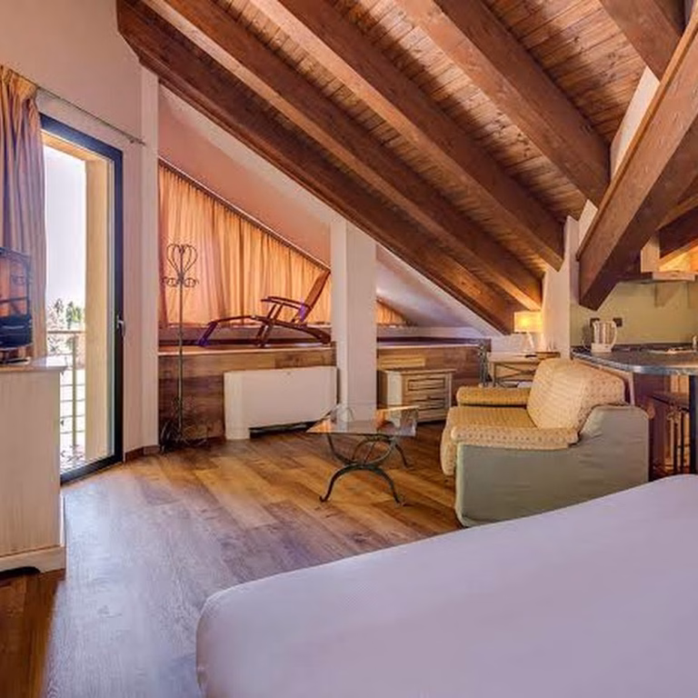 Art Hotel 1 768x768