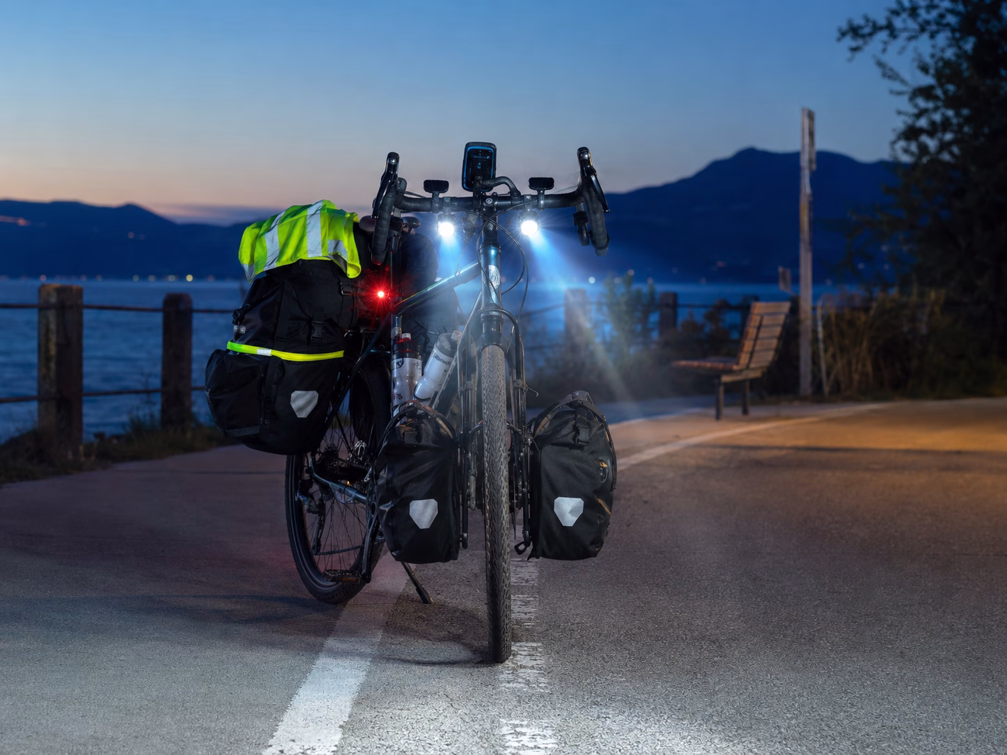 bicicletta allestita per viaggi in notturna bicicletta allestita per viaggi in notturna