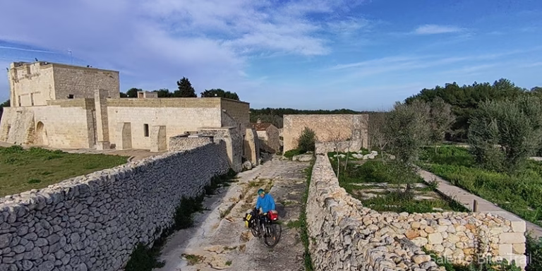 carraia masseria fortificata muri pietra ciclista torcito 768x384