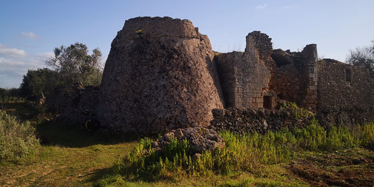 castello ciclopico rudere pietra bicicletta melendugno 768x384