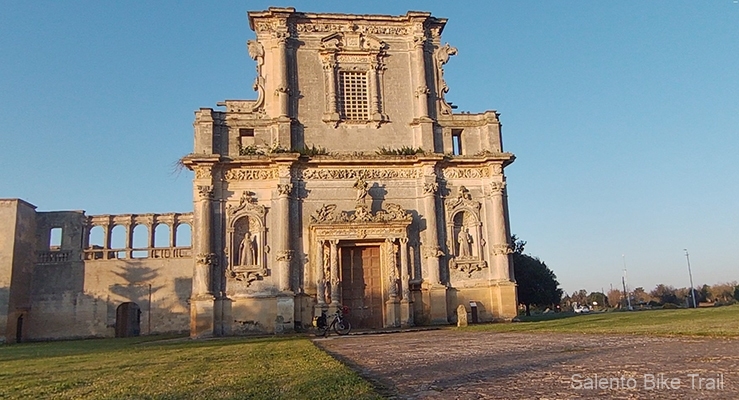 chiesetta porta nicchie archi cielo melpignano