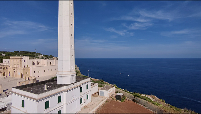 faro bianco capo leuca mare blu orizzonte