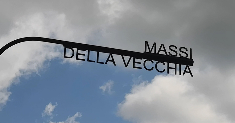 indicazione verticale in ferro nuvole cielo giuggianello