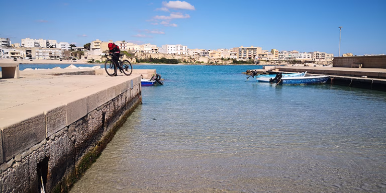 mare azzurro ciclista molo otranto 768x384