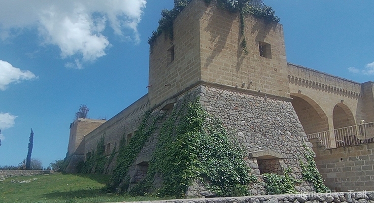 masseria edera cipresso cielo azzurro castiglione otranto