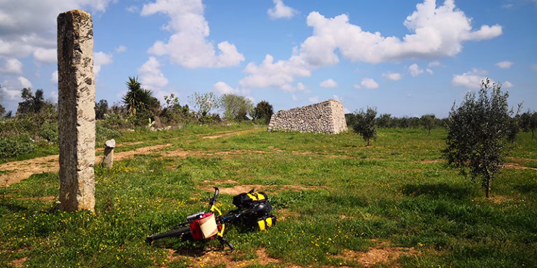 menhir bici rudere erba cielo alberi bagnolo salento 768x384