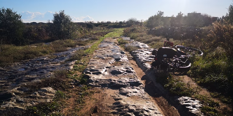 mulattiera carraia pietra lucida solchi bicicletta merine 768x384