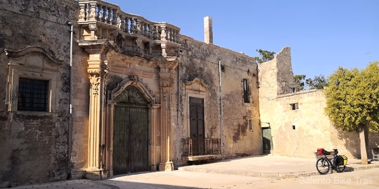 palazzo baronale pasca portale decorato bicicletta cocumola 768x384