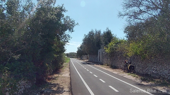 pseudo ciclabile bicicletta muro pietra cielo marittima