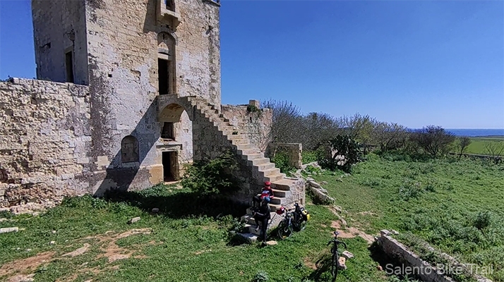 torre scalinata cielo erba masseria cippano
