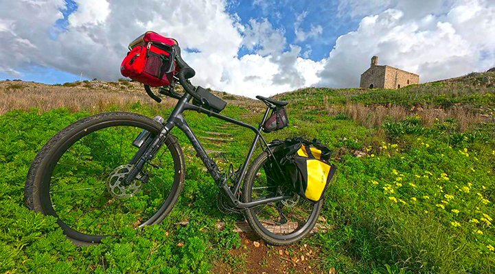 bicicletta rupe chiesa cielo nuvole san mauro sannicola