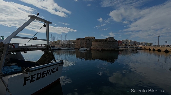 castello angioino mare peschereccio porto gallipoli