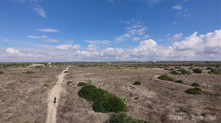 cava sentiero vista alto cielo ciclista gallipoli