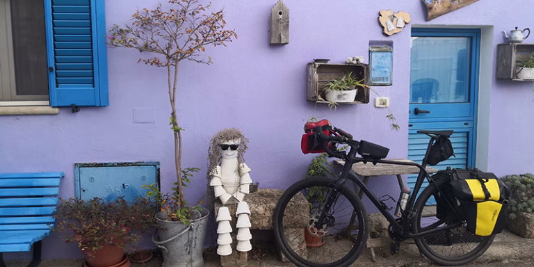 facciata lilla uscio fioriere bicicletta patu 1 768x384
