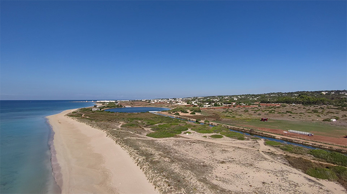 mare spiaggia canale laghetto bonifica torre pali