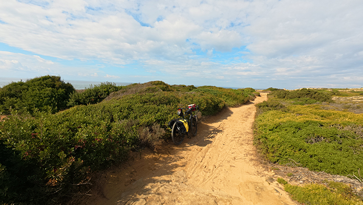 sentiero sabbioso bicicletta macchia mediterranea mancaversa lido pizzo