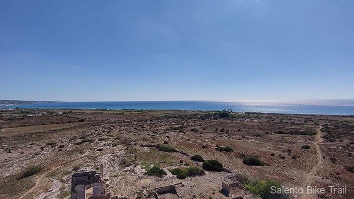 vista mare orizzonte sentiero cielo azzurro torre pali