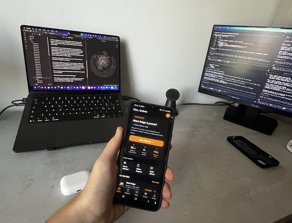 02d app in mano davanti ai monitor col codice 02d app in mano davanti ai monitor col codice