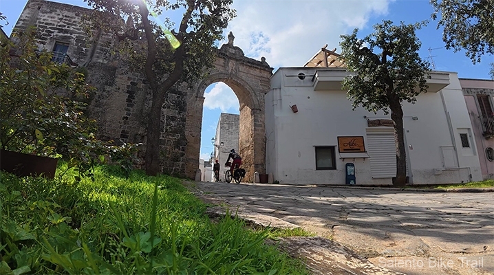 porta arco ingresso nucleo storico ciclisti veglie