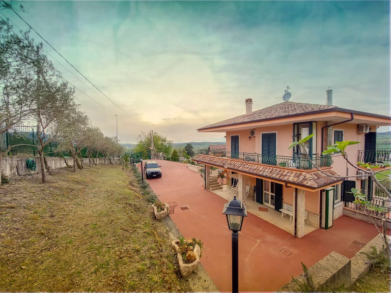 Casa Giungano esterna vialetto 768x576