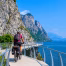 Ciclista sulla passerella del Garda