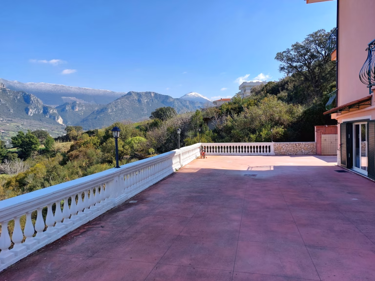 Foto casa Giungano vista da Ovest Est 768x576